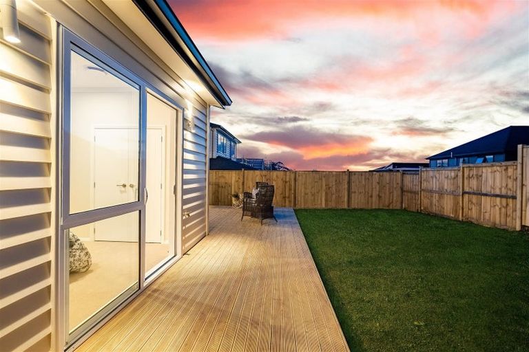 Photo of property in 18 Emerald Avenue, Rosehill, 2113