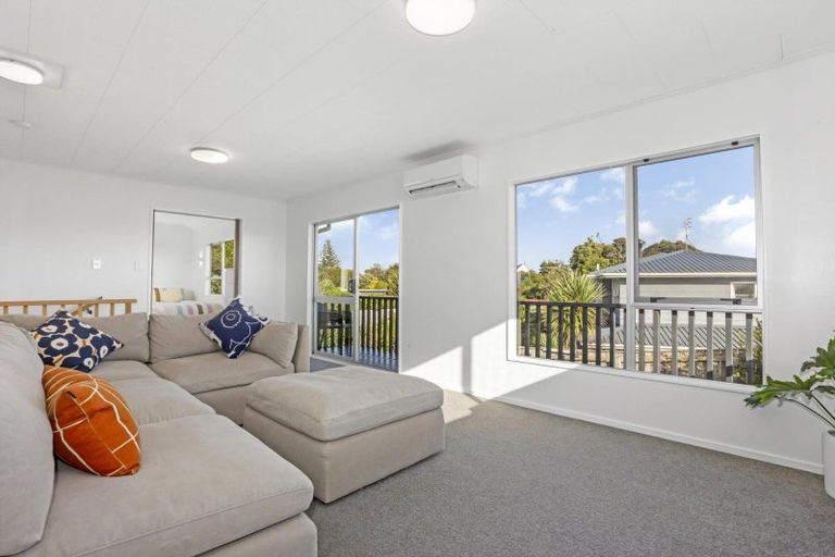 Photo of property in 1 Goldie Place, Waikanae Beach, Waikanae, 5036