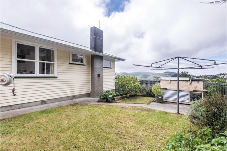 Photo of property in 5 Catherine Crescent, Paparangi, Wellington, 6037