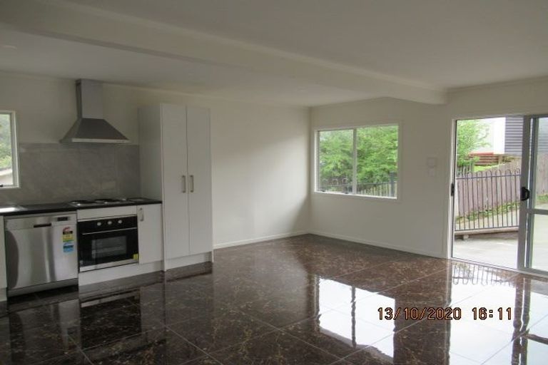 Photo of property in 15 Fernhaven Place, Massey, Auckland, 0614