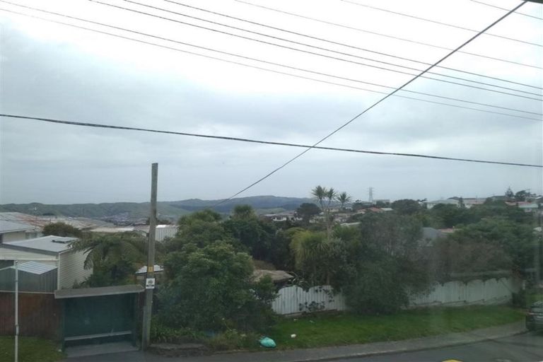 Photo of property in 32 Kenmore Street, Newlands, Wellington, 6037