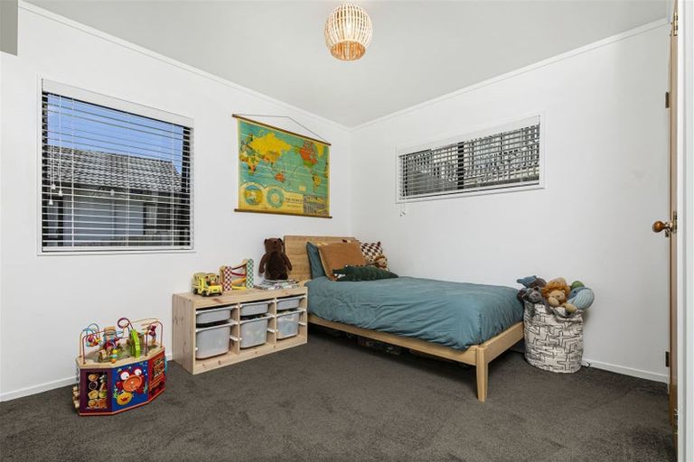 Photo of property in 1/10 Sevilla Place, Unsworth Heights, Auckland, 0632