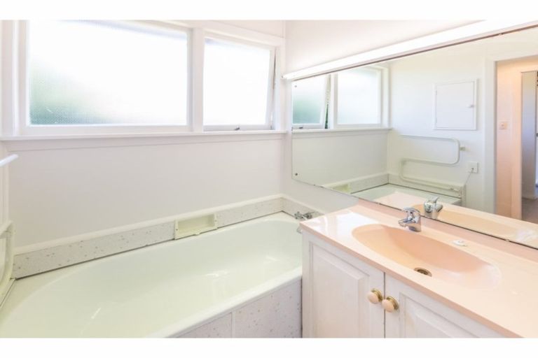 Photo of property in 25 Rosedale Place, Avonhead, Christchurch, 8042