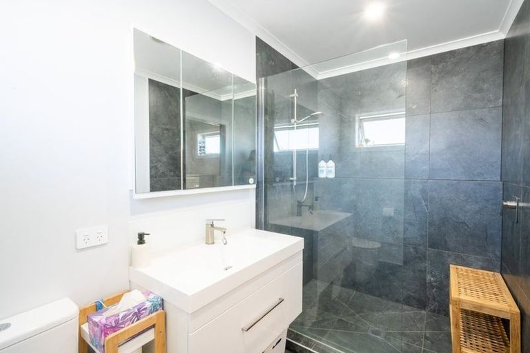 Photo of property in 96 Johnstone Drive, Fitzherbert, Palmerston North, 4410