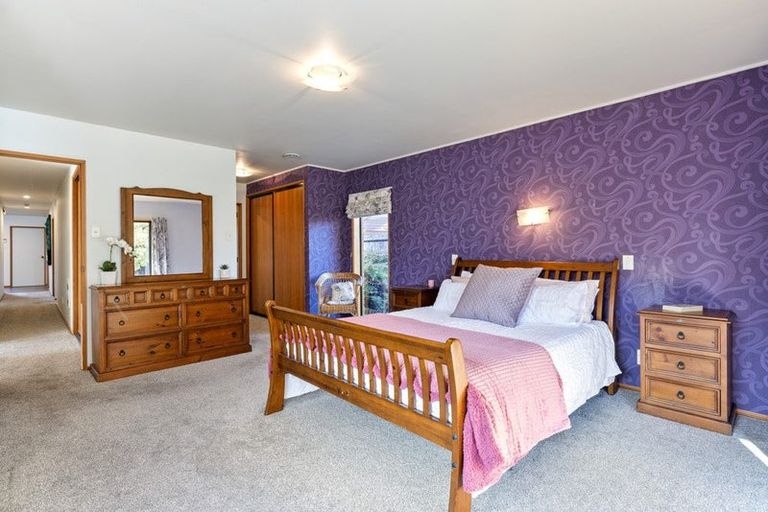 Photo of property in 8 Brockhall Lane, Avonhead, Christchurch, 8042