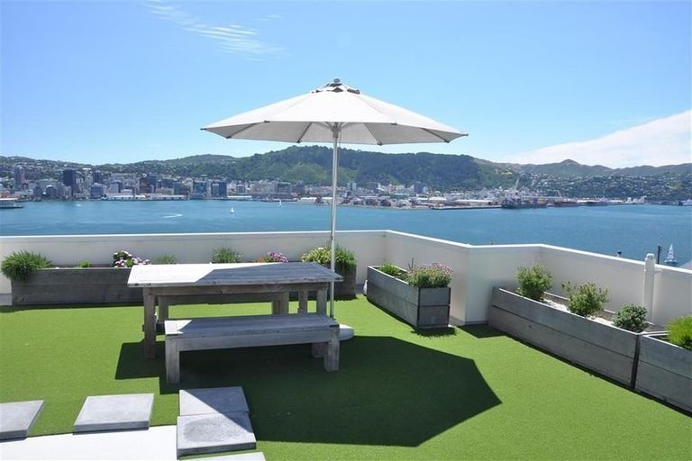 Photo of property in 4/2 Grafton Road, Roseneath, Wellington, 6011