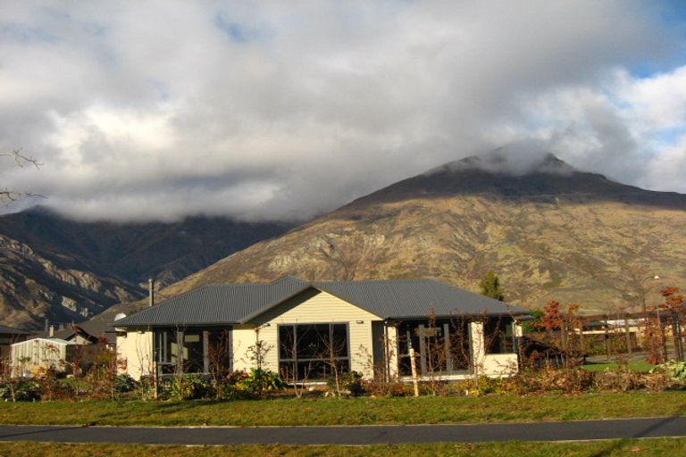 Photo of property in 1 Haddow's Place, Lake Hayes, Queenstown, 9304