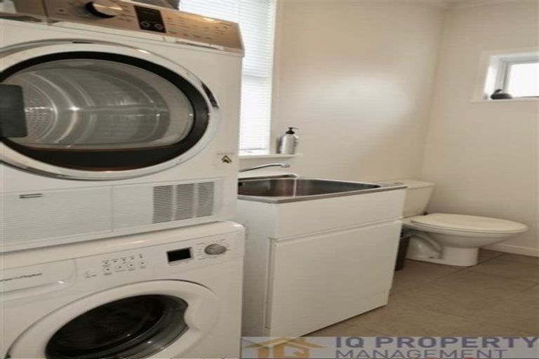 Photo of property in 43 Eastglen Road, Glen Eden, Auckland, 0602