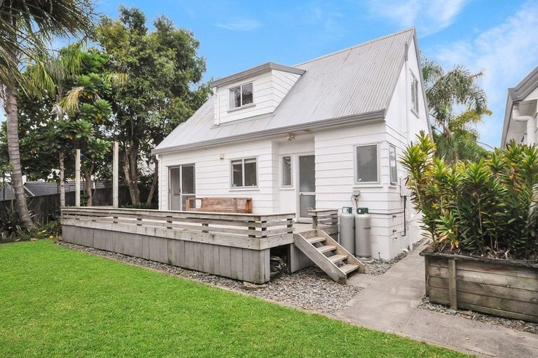 Photo of property in 19 Rehia Road, Massey, Auckland, 0614