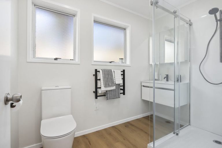 Photo of property in 9a/2 De Val Drive, Titirangi, Auckland, 0604