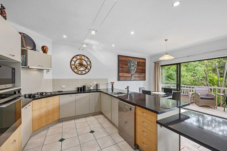 Photo of property in 5 Springwater Vale, Unsworth Heights, Auckland, 0632