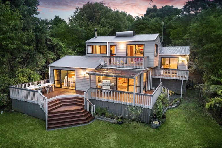 Photo of property in 39 Turanga Road, Henderson Valley, Auckland, 0612