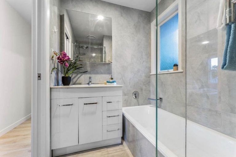 Photo of property in 13 Coletta Lane, Te Atatu South, Auckland, 0610