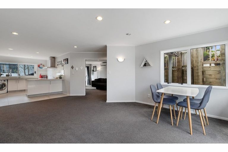Photo of property in 2/272 Glamorgan Drive, Northcross, Auckland, 0630