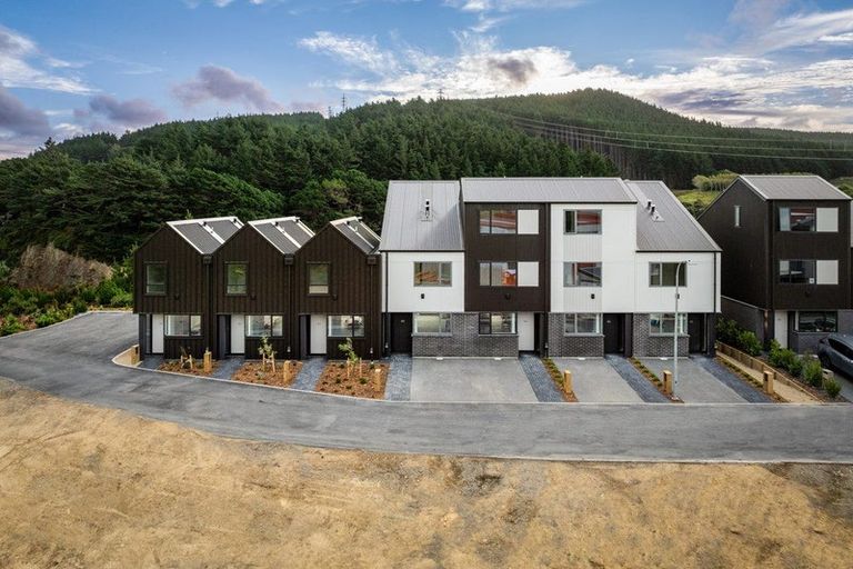 Photo of property in 92 Ara Paiwhenua, Tawa, Wellington, 5028