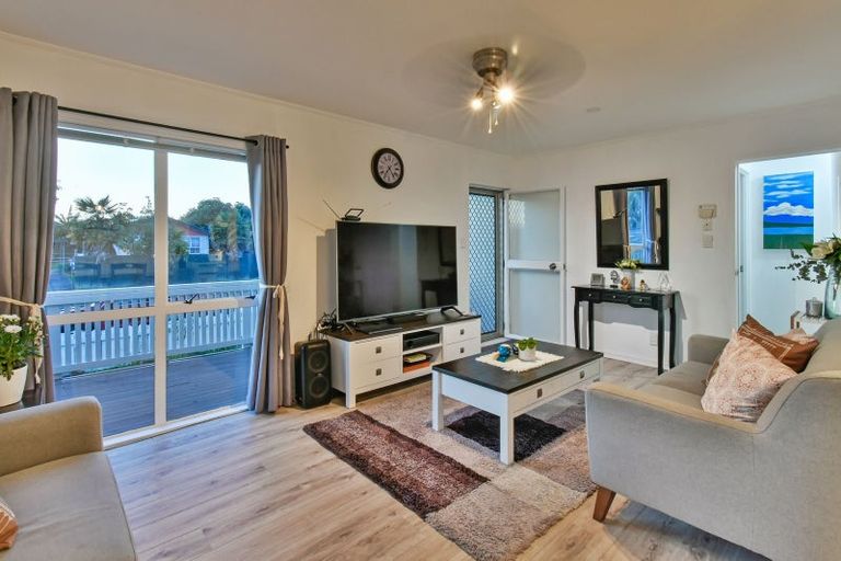Photo of property in 2/18 Etherton Drive, Weymouth, Auckland, 2103
