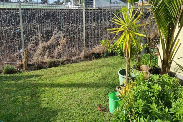Photo of property in 19 Lockington Avenue, Henderson, Auckland, 0612