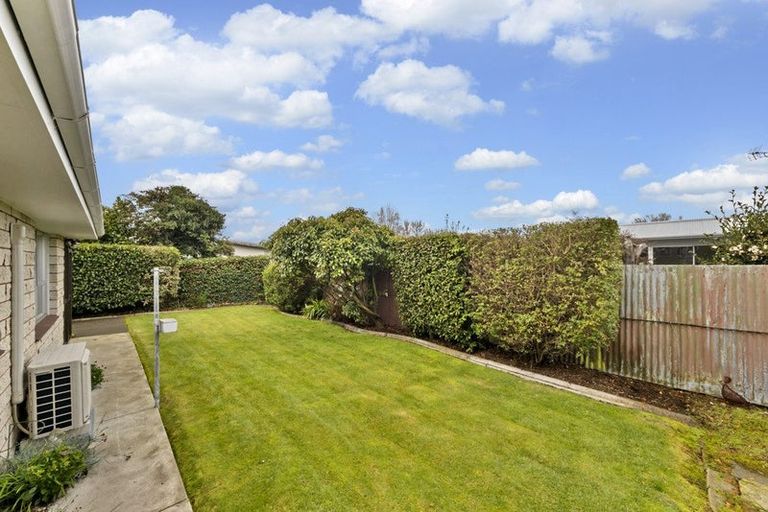 Photo of property in 2/122 Cavendish Road, Casebrook, Christchurch, 8051