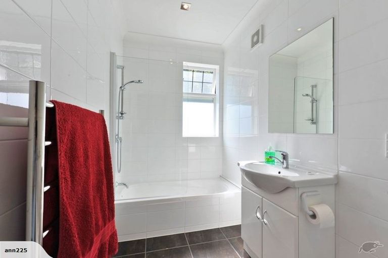 Photo of property in 2b Wilkinson Street, Oriental Bay, Wellington, 6011