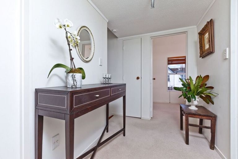 Photo of property in 13/1 Woodbridge Lane, Milford, Auckland, 0620