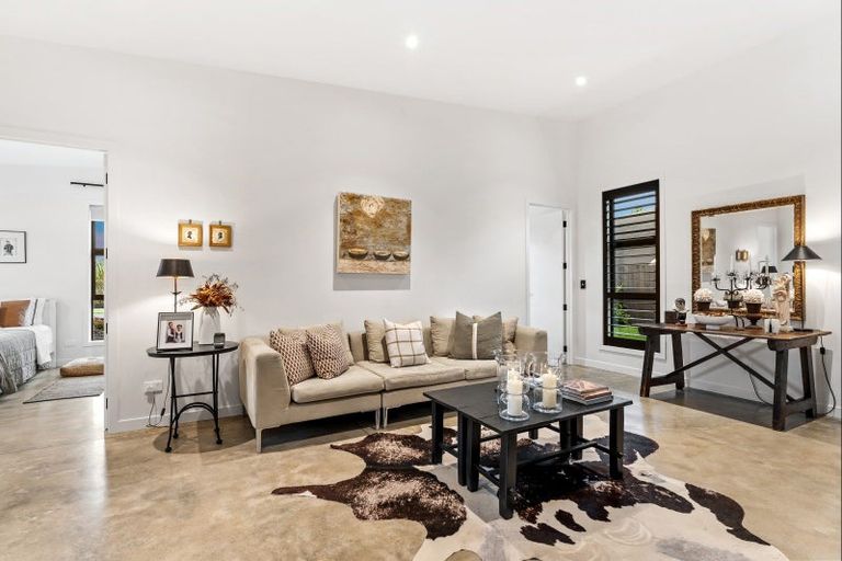 Photo of property in 72 Point Wells Road, Point Wells, 0986