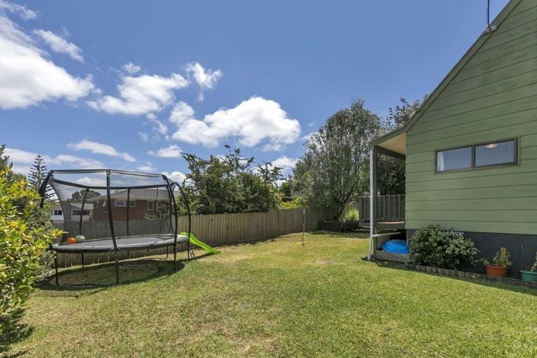 Photo of property in 2/15 Sunward Rise, Glenfield, Auckland, 0629