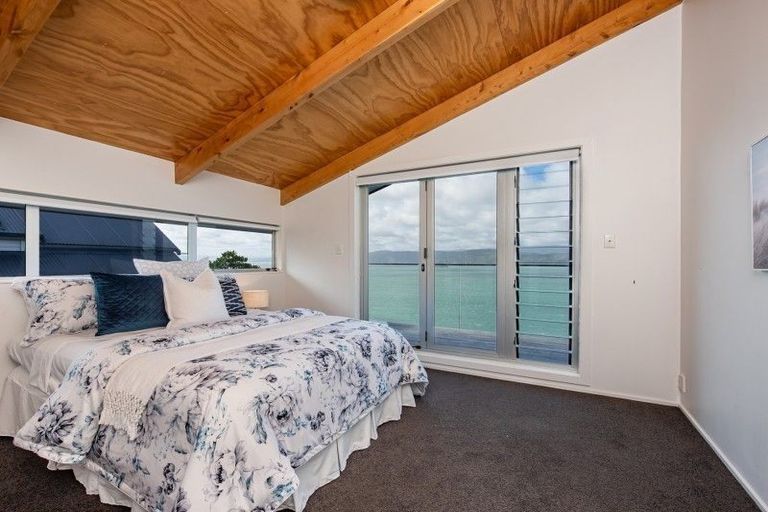 Photo of property in 116 Nevay Road, Karaka Bays, Wellington, 6022