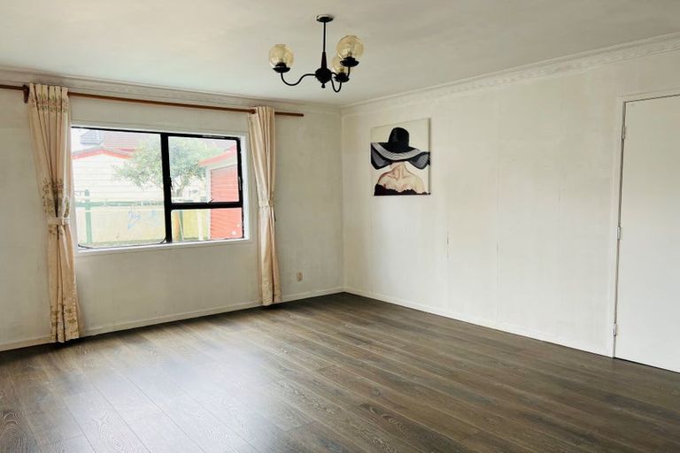 Photo of property in 5 Penruddocke Road, Half Moon Bay, Auckland, 2012