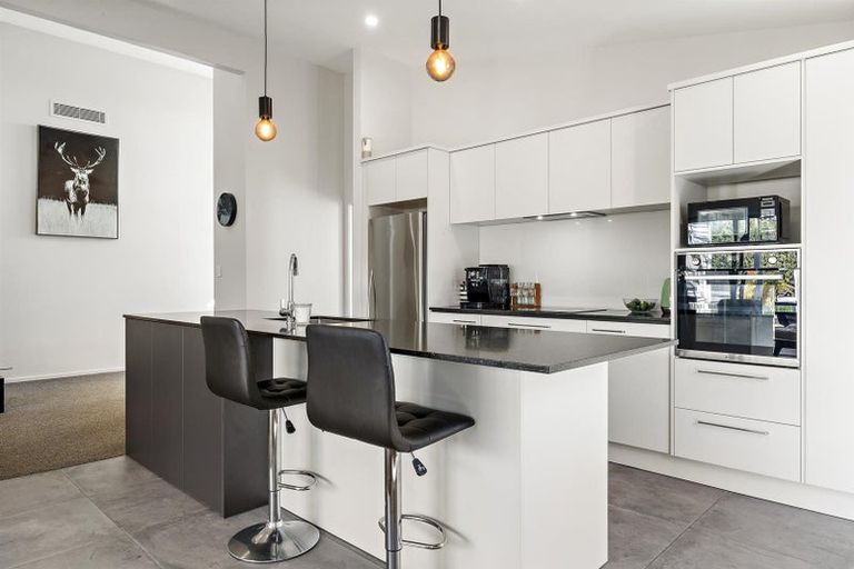 Photo of property in 8 Sir Lincoln Drive, Kumeu, 0810