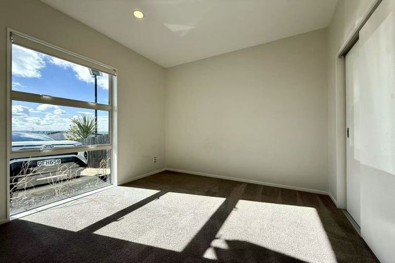 Photo of property in 35 Red Hills Road, Massey, Auckland, 0614