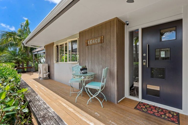 Photo of property in 12 Quo Vadis Place, Red Beach, 0932