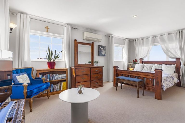 Photo of property in 74 Travis View Drive, Fairview Heights, Auckland, 0632