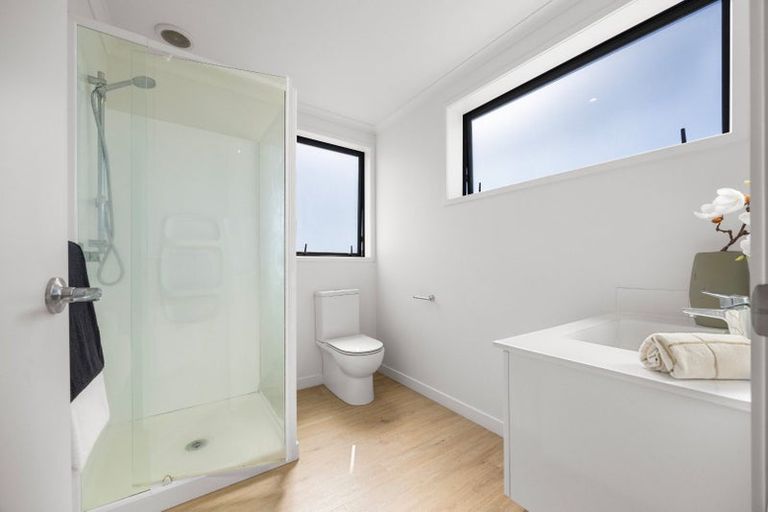 Photo of property in 8/5 Peachgrove Road, Te Atatu Peninsula, Auckland, 0610