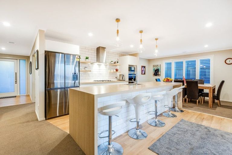 Photo of property in 86 Queen Charlotte Drive, Aotea, Porirua, 5024