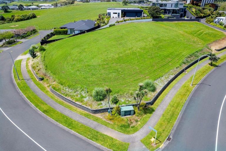 Photo of property in 2 Vardon Way, Waiwhakaiho, New Plymouth, 4312