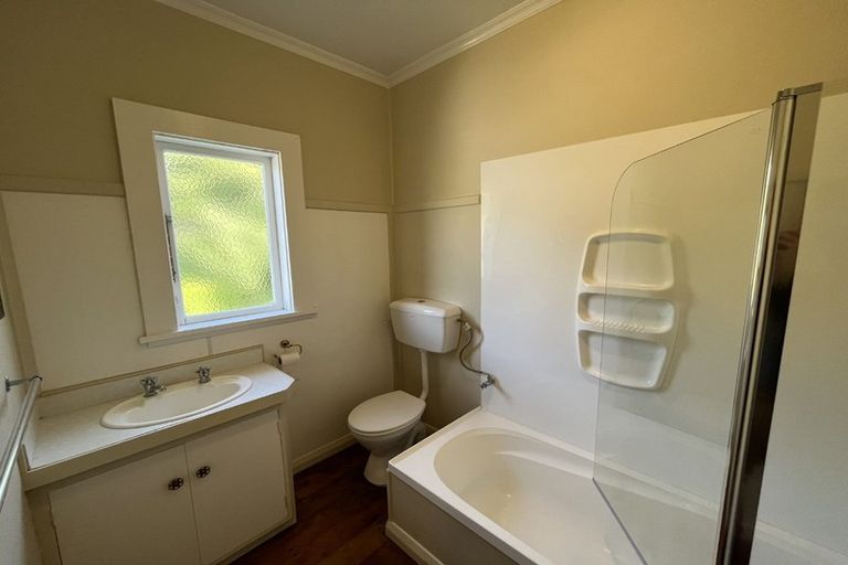 Photo of property in 24 Hungerford Road, Lyall Bay, Wellington, 6022