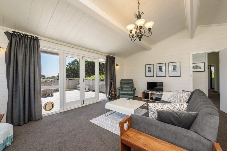 Photo of property in 15 Dunmail Way, Newlands, Wellington, 6037