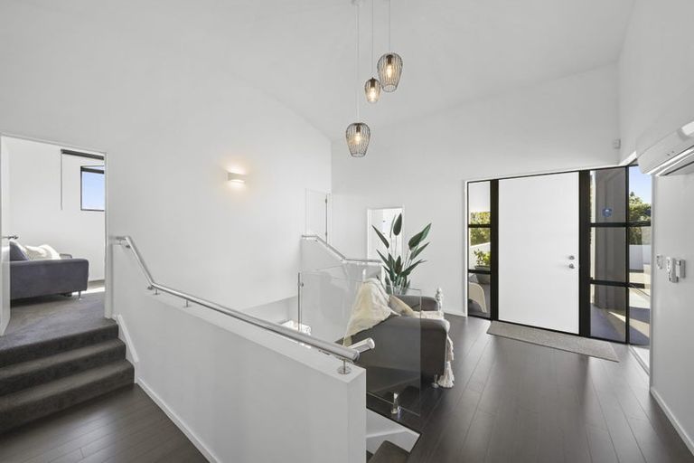 Photo of property in 8 Valley View, Mount Pleasant, Christchurch, 8081