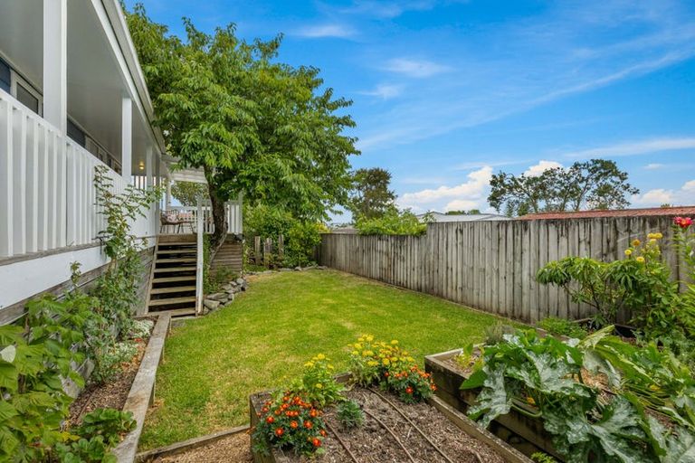 Photo of property in 32 Neil Avenue, Te Atatu Peninsula, Auckland, 0610
