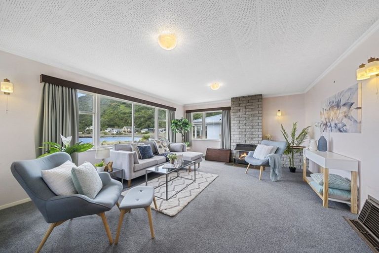 Photo of property in 81 Breaker Bay Road, Breaker Bay, Wellington, 6022