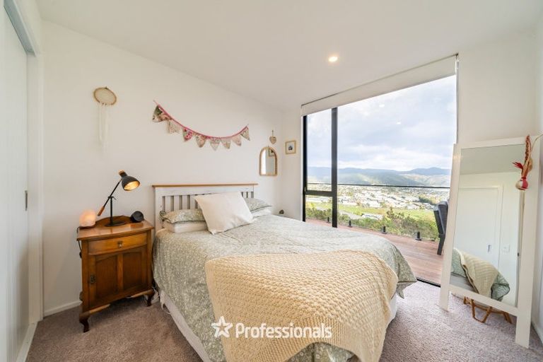 Photo of property in 37 Percy Kinsman Crescent, Riverstone Terraces, Upper Hutt, 5018