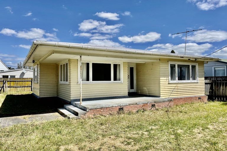 Photo of property in 68 Taikata Road, Te Atatu Peninsula, Auckland, 0610