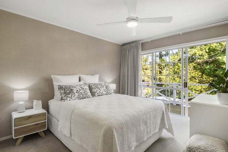 Photo of property in 26 Holdaway Avenue, Northcote, Auckland, 0627
