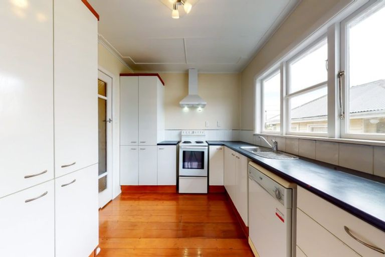 Photo of property in 26 Robert Street, Newlands, Wellington, 6037