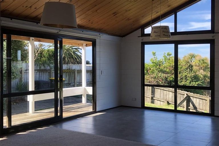 Photo of property in 2/124 Bucklands Beach Road, Bucklands Beach, Auckland, 2012