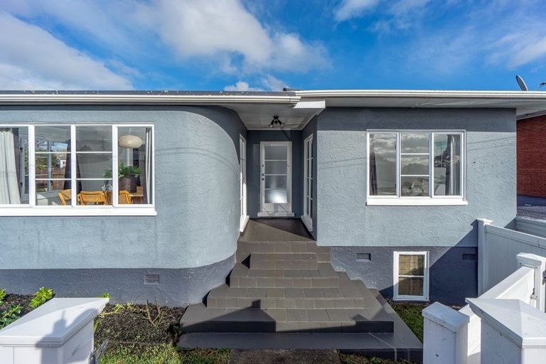 Photo of property in 72 Lynwood Road, New Lynn, Auckland, 0600