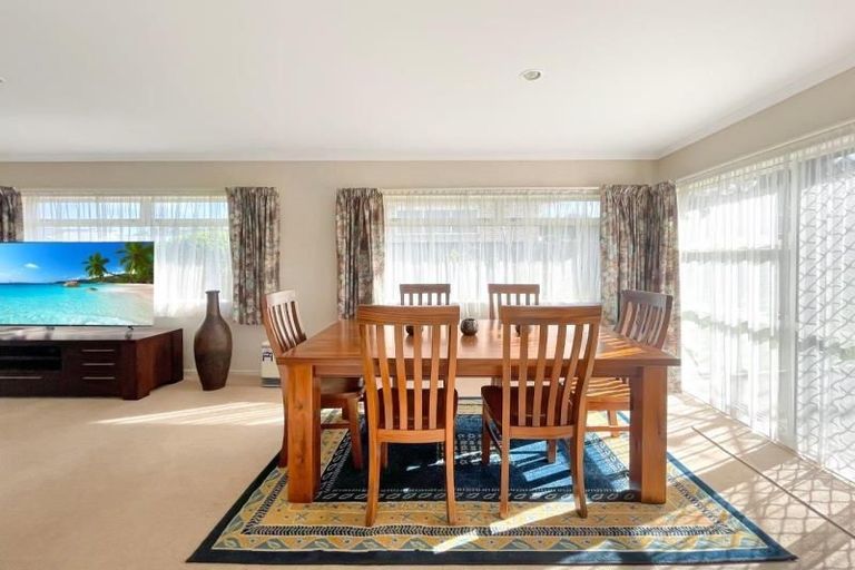 Photo of property in 8 Hollinger Place, Nawton, Hamilton, 3200