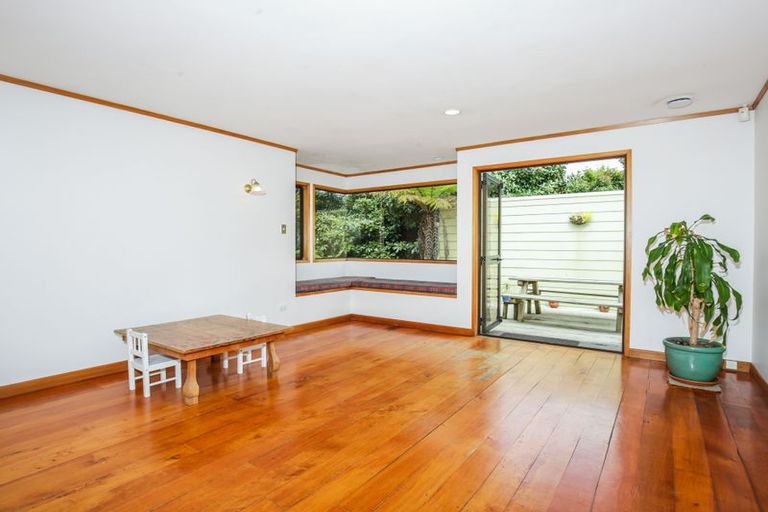 Photo of property in 2 Grovelands Way, Titirangi, Auckland, 0604