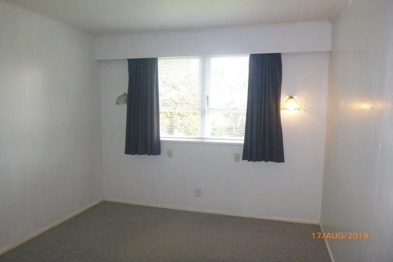 Photo of property in 2 Nielsen Place, Massey, Auckland, 0614