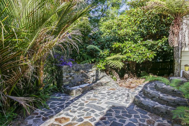 Photo of property in 2 Grovelands Way, Titirangi, Auckland, 0604